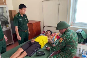 Quảng Bình: Thêm 1 ngư dân trong 4 tàu bị chìm được đưa vào bờ