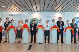 Ông Đinh Anh Tuấn, Vụ Trưởng vụ Sức khoẻ Bà mẹ và Trẻ em (Bộ Y tế) cùng các đại biểu cắt băng khánh thành