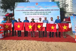 Trao tặng cờ Tổ quốc và thuốc chữa bệnh cho ngư dân 
