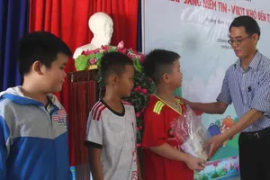 Nhà báo Nguyễn Hữu Hùng tặng quà cho các em đạt thành tích cao trong năm học 2023-2024