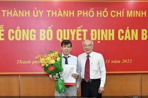 Đồng chí Nguyễn Khắc Văn nhận quyết định làm Phó Tổng Biên tập Báo SGGP từ tháng 11-2022. Ảnh: VIỆT DŨNG