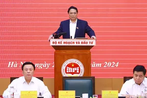 Thủ tướng Phạm Minh Chính phát biểu tại buổi làm việc của Thường trực Tổ Biên tập của Tiểu ban Văn kiện và Tiểu ban Kinh tế - Xã hội Đại hội lần thứ XIV của Đảng, sáng 21-6. Ảnh: VIẾT CHUNG