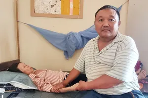 Chồng tàn tật nuôi vợ mắc u ác tính