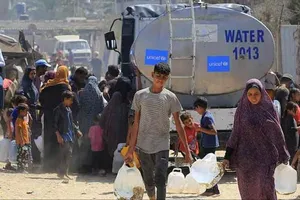 Người dân Palestine lấy nước từ một xe bồn chở nước của UNICEF tại Deir el-Balah ở miền Trung Dải Gaza. Ảnh: AHRAM ONLINE 