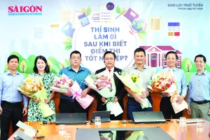 Nhà báo Nguyễn Nhật (bìa phải), Phó Tổng Biên tập Thường trực Báo SGGP, tặng hoa các khách mời tham gia buổi giao lưu trực tuyến