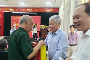 Chủ tịch Ủy ban Trung ương MTTQ Việt Nam Đỗ Văn Chiến tặng quà các thương bệnh binh Trung tâm Điều dưỡng thương binh Lạng Giang (tỉnh Bắc Giang)