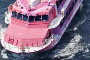 Bức ảnh chụp từ trực thăng của Kyodo News cho thấy chiếc tàu của Tokai Kisen Co. trôi dạt trên vùng biển phía nam Bán đảo Boso thuộc Tỉnh Chiba vào ngày 24 -7. Ảnh : Kyodo