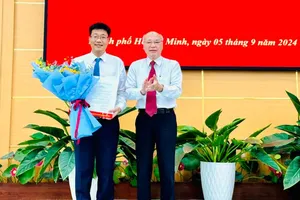 Trưởng Ban Tuyên giáo Thành ủy TPHCM Phan Nguyễn Như Khuê trao quyết định cho đồng chí Trần Thanh Tùng