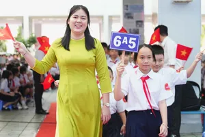 Niềm vui của cô trò trong ngày khai giảng năm học mới 2024-2025. Ảnh: HỒNG HẢI