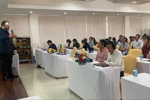 Lãnh đạo các Sở, ngành, quản lý của các cơ quan, tổ chức, cán bộ, công chức, viên chức.. tham gia khoá học. Ảnh : XUÂN HẠNH