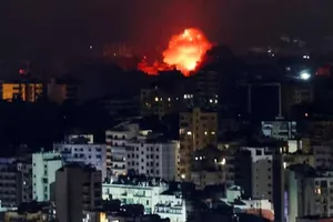 Lửa và khói bốc lên ở khu vực ngoại ô phía Nam của thủ đô Beirut, Lebanon sau một cuộc không kích. Ảnh: REUTERS 