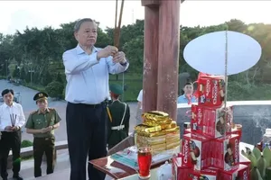 Tổng Bí thư, Chủ tịch nước dâng hương tưởng nhớ các anh hùng liệt sĩ ở Quảng Trị