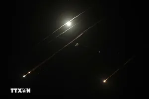 Tên lửa phóng từ Iran bị hệ thống phòng không của Israel đánh chặn trên bầu trời thành phố Nablus, Bờ Tây ngày 1-10. Ảnh: THX/TTXVN