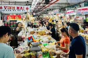 Du khách trong và ngoài nước mua hàng tại một phiên livestream ở chợ Bến Thành (TPHCM) vào cuối năm 2023