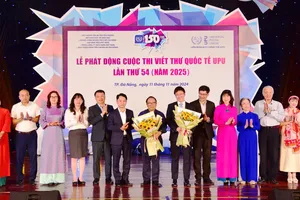Đại diện ban tổ chức và ban giám khảo cuộc thi Viết thư quốc tế UPU lần thứ 54. Ảnh: XUÂN QUỲNH