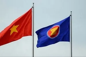 Lá cờ Việt Nam tung bay bên cạnh cờ ASEAN