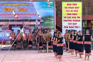 Đồng bào Xơ Đăng vùng căn cứ cách mạng thi đánh cồng chiêng