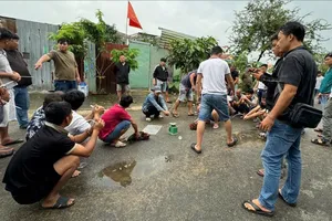 Nhóm con bạc bị công an khống chế tại hiện trường 