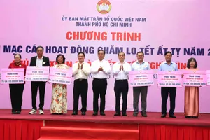 Đồng chí Nguyễn Phước Lộc trao bảng tượng trưng chăm lo tết cho người khó khăn đến các đơn vị, tổ chức thành viên của Ủy ban MTTQ Việt Nam thành phố