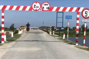 Đầu tư hơn 900 triệu đồng gia cường trụ cầu Sông Thai cho người dân đi dịp tết