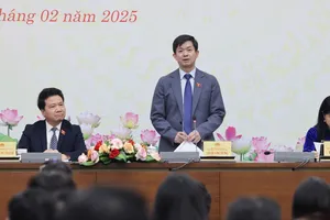 Phó Chủ nhiệm Ủy ban Khoa học, Công nghệ và Môi trường Nguyễn Phương Tuấn trả lời tại cuộc họp báo, sáng 19-2. Ảnh: QUANG PHÚC