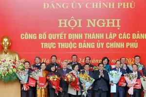 Thủ tướng Phạm Minh Chính trao quyết định thành lập 15 đảng bộ trực thuộc Đảng ủy Chính phủ. Ảnh: VIẾT CHUNG