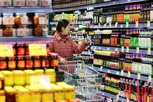 Người tiêu dùng mua sắm tại siêu thị ở Giang Tô, Trung Quốc. Ảnh: THX/TTXVN