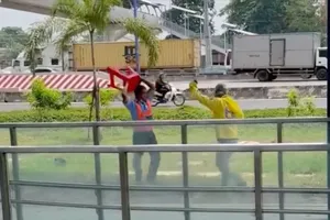 Tài xế xe công nghệ đánh nhau với nhân viên bảo vệ nhà ga Metro số 1