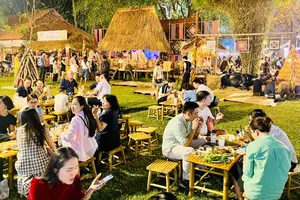 Người dân thưởng thức ẩm thực tại lễ hội, tối 27-3