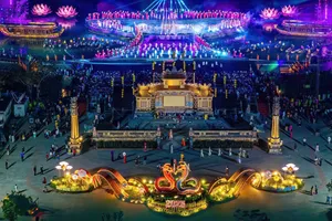 Sân khấu trên sông Hương- nơi tổ chức các lễ hội "đinh" tại Festival Huế 2025