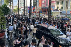 Nhân viên tòa nhà văn phòng xuống sảnh khi xảy ra rung lắc. Ảnh: HOÀNG HÙNG