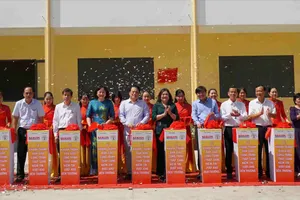 Chương trình “Thắp sáng niềm tin - Vượt khó đến trường”: Tặng học bổng, bàn giao công trình trường học hơn 6 tỷ đồng tại Bến Tre