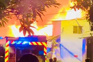 Ngọn lửa bùng cháy dữ dội