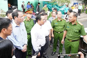 Đại tá Trần Văn Hiếu, Trưởng Phòng PC07 báo cáo về vụ cháy với Chủ tịch UBND TPHCM Nguyễn Văn Được