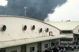 Cháy kho nguyên liệu may mặc ở Khu công nghiệp Tân Hương