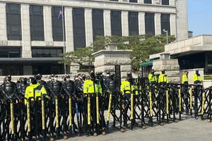 Cảnh sát tăng cường bảo vệ trước Tòa án Hiến pháp Hàn Quốc trong phiên buộc tội ông Yoon Suk-yeol. Ảnh: CNA