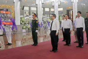 Đồng chí Nguyễn Thanh Nghị viếng Đại tá, Anh hùng Lực lượng vũ trang nhân dân Lê Hải