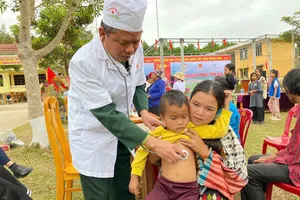 Bộ đội biên phòng Cồn Roàng khám bệnh cho trẻ em bản Ma Coong trong chương trình Tủ thuốc biên cương