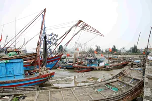Nhiều tàu thuyền, bè mảng mắc cạn trong cảng cá