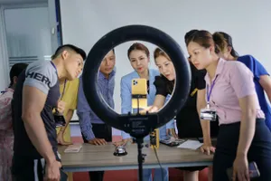 Công việc sáng tạo nội dung trên các nền tảng số thu hút sự quan tâm và định hướng nghề nghiệp với nhiều bạn trẻ. Ảnh: ALPHA X