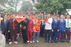 Dâng bánh chưng, bánh giầy lên các Vua Hùng. Ảnh: NGỌC LAM