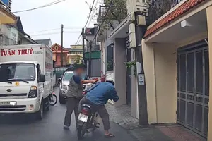 Làm rõ việc tài xế xe tải dùng gậy tấn công người đi đường