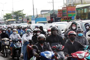 Người dân trở lại TPHCM sau kỳ nghỉ lễ, cửa ngõ kẹt xe kéo dài