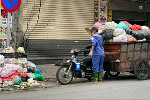 Đơn vị thu gom rác trên đường Cách Mạng Tháng 8, quận 3. Ảnh: THANH HIỀN