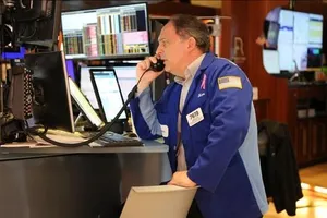 Hoạt động giao dịch tại sàn chứng khoán New York, Mỹ ngày 3-4-2025. Ảnh: TTXVN