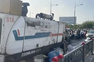 Xe chuyên dụng rơi bánh gây kẹt xe nghiêm trọng từ giữa cầu Nguyễn Văn Cừ