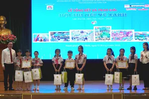 Các em thiếu nhi bảng B nhận giải. Ảnh: THÚY BÌNH