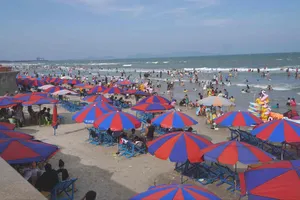 Du khách tắm biển Vũng Tàu dịp lễ Giỗ Tổ Hùng Vương 2025