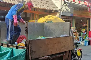 Đơn vị thu gom rác thải sinh hoạt tại phường 5, quận Gò Vấp, TPHCM. Ảnh: Thanh Hiền