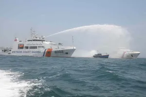 Luyện tập trên biển. Ảnh: NAM TRUNG